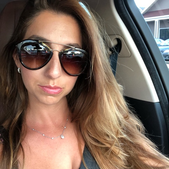 MEET THE POSHER ๐๐ปโโ๏ธ - Picture 2 of 2